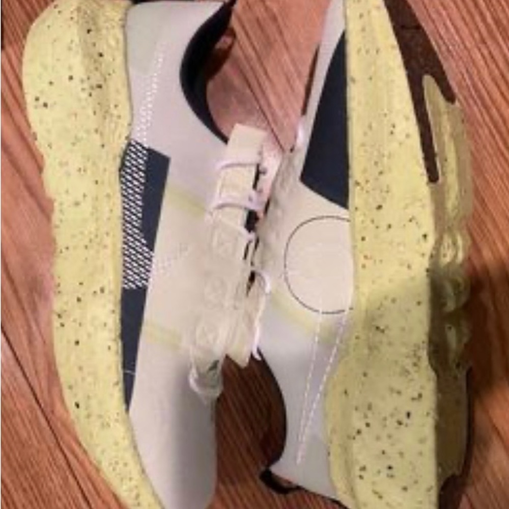 Nikes - Picture 3 of 6